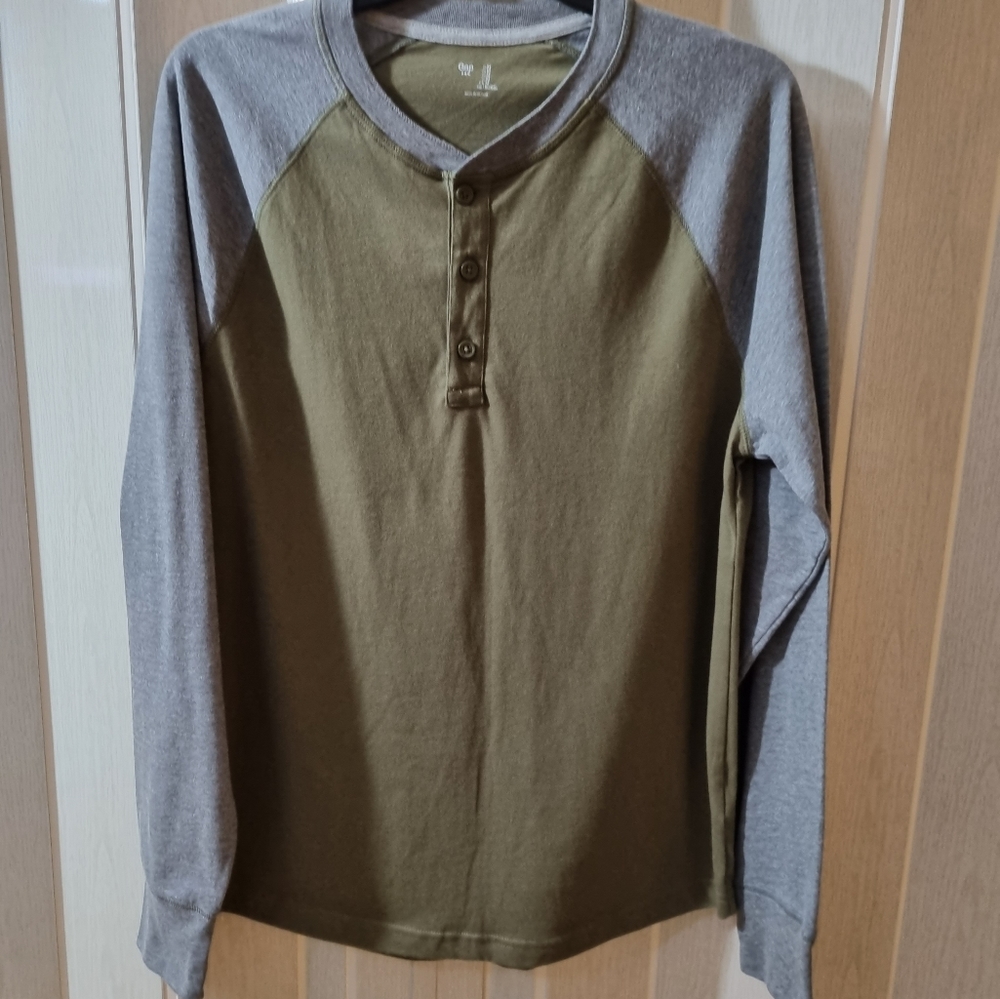 GAP shirt long sleeve great condition size M